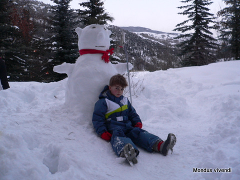 repos près d'un bonhomme de neige